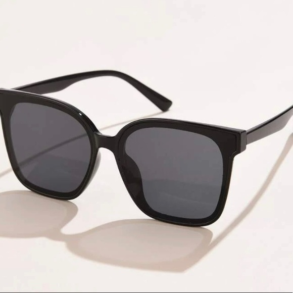 Accessories - Oversized dark grey sunglasses. New